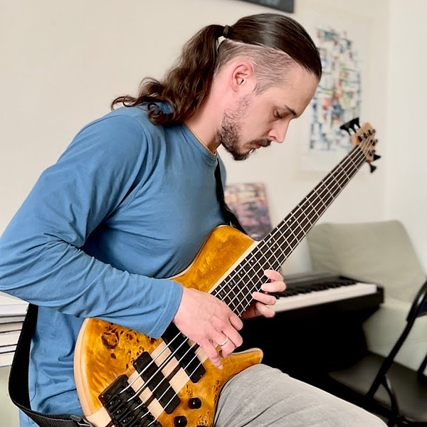 andriy vasylenko 5-string cort bass